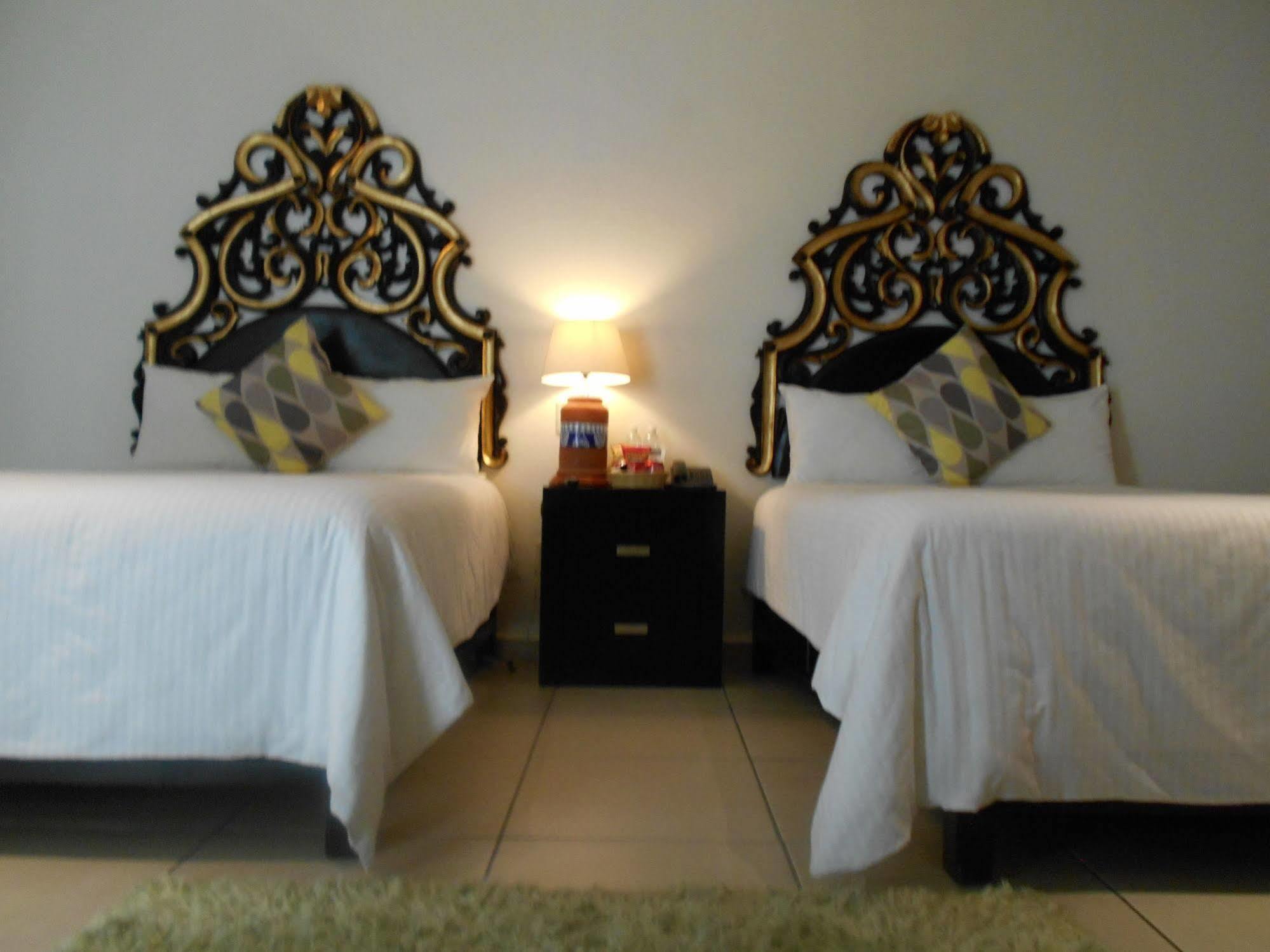 Hotel Expres By Hosting House Morelia Exterior photo